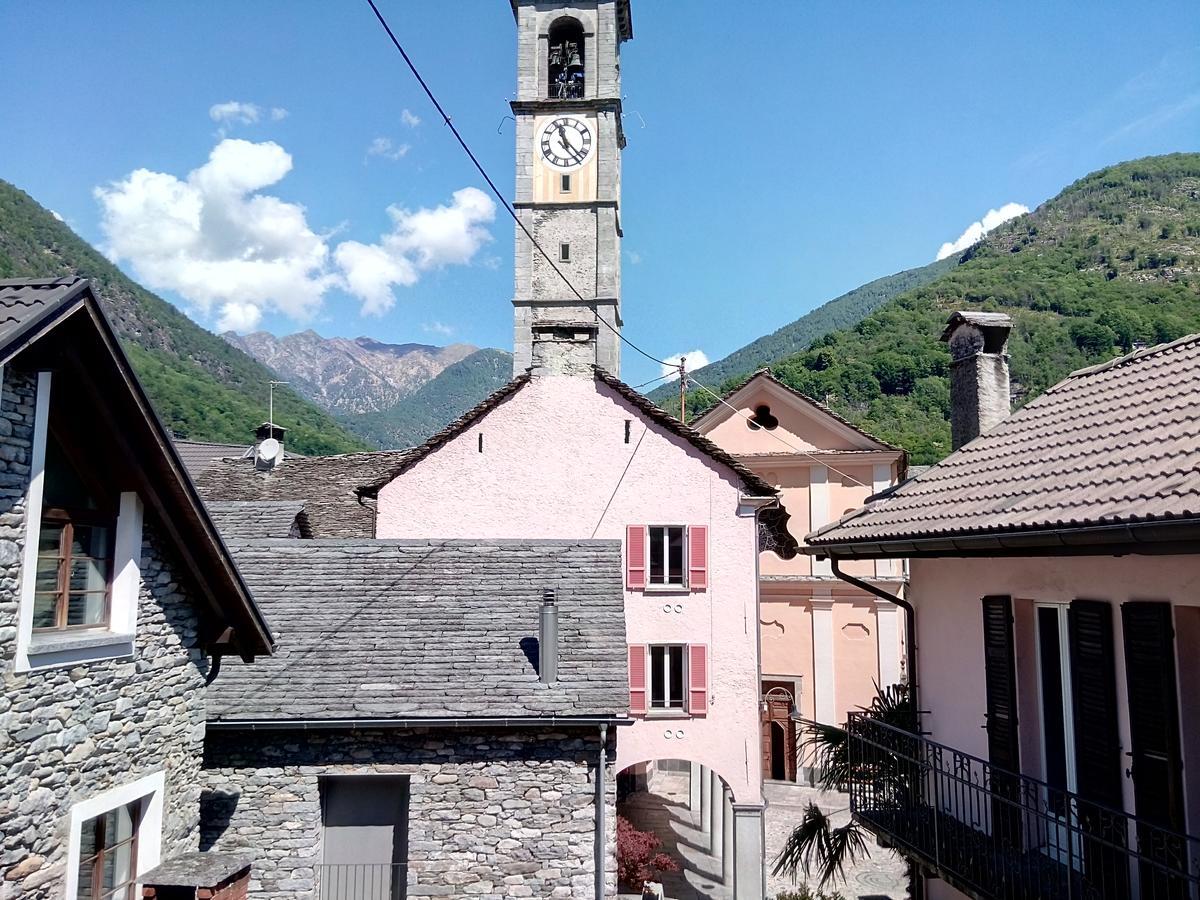 Guesthouse "Castello Del Nucleo" Intragna TI Zimmer foto